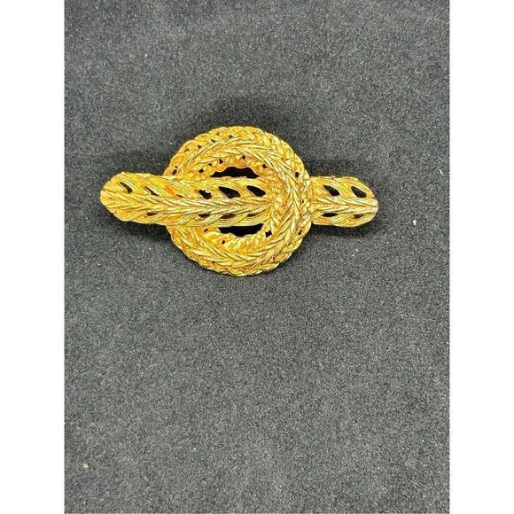 Beautiful Vintage Brooch Gold tone Wreath Jewelry Accessories GOOD VINTAGE CONDI - Picture 1 of 7